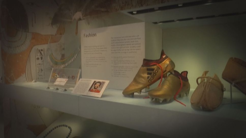 Обувки на Салах красят витрина на музей в Лондон