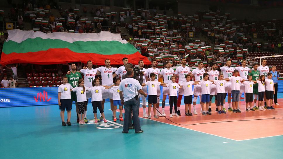 Българският химн в "Арена Армеец" минути преди волейболната среща между България и Сърбия