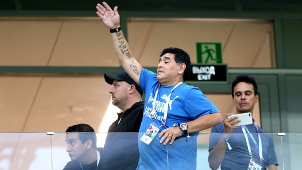 Марадона предизвика фурор по трибуните на стадиона в Нижни Новгород