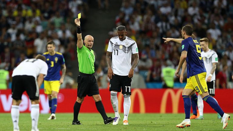Жером Боатенг остави Германия с човек по-малко в последните минути срещу Швеция