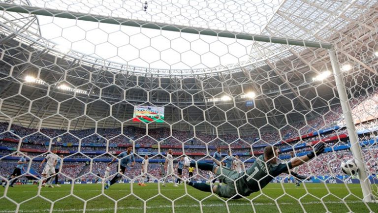 Черишев отново вкара, но във вратата на Русия срещу Уругвай
