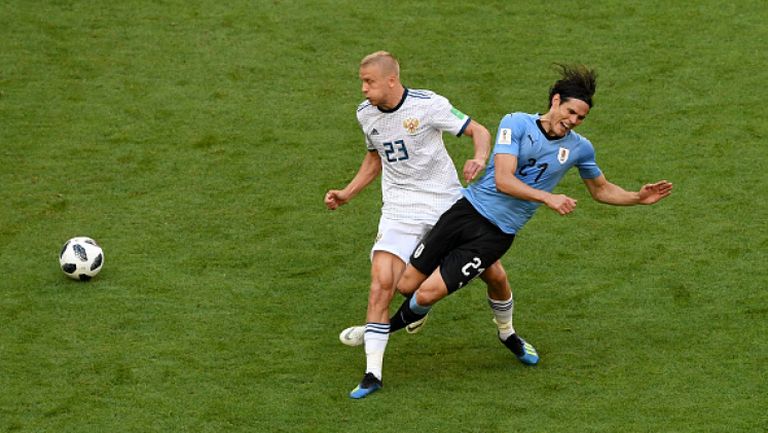 Смолников остави Русия с 10 души срещу Уругвай след червен картон
