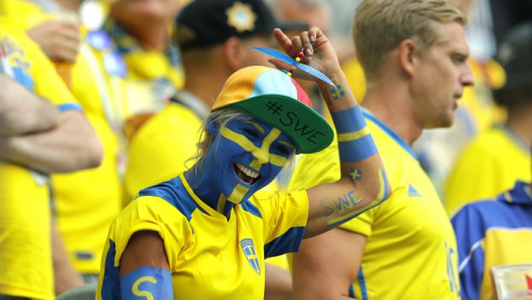 Феновете по трибуните на мача Швеция - Швейцария