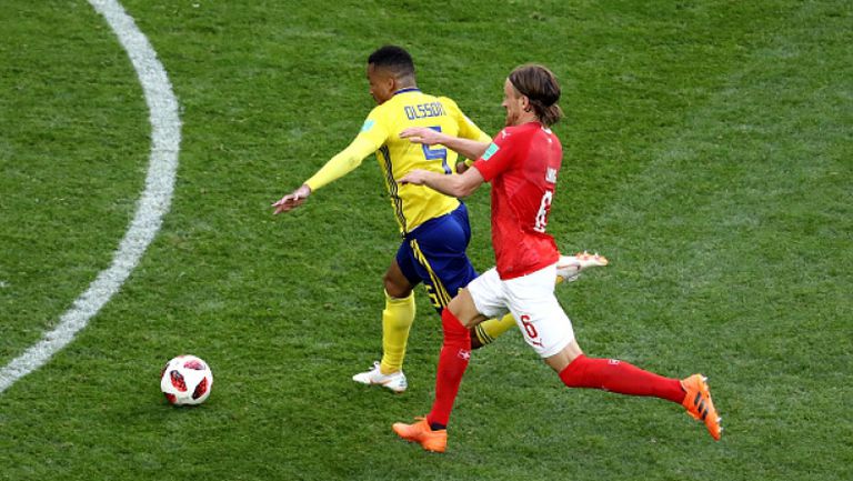 Червен картон за швейцареца Ланг в последната минута на мача с Швеция
