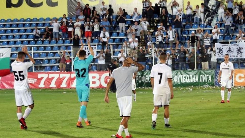 Аплодисменти за "белите" футболисти от феновете на Славия