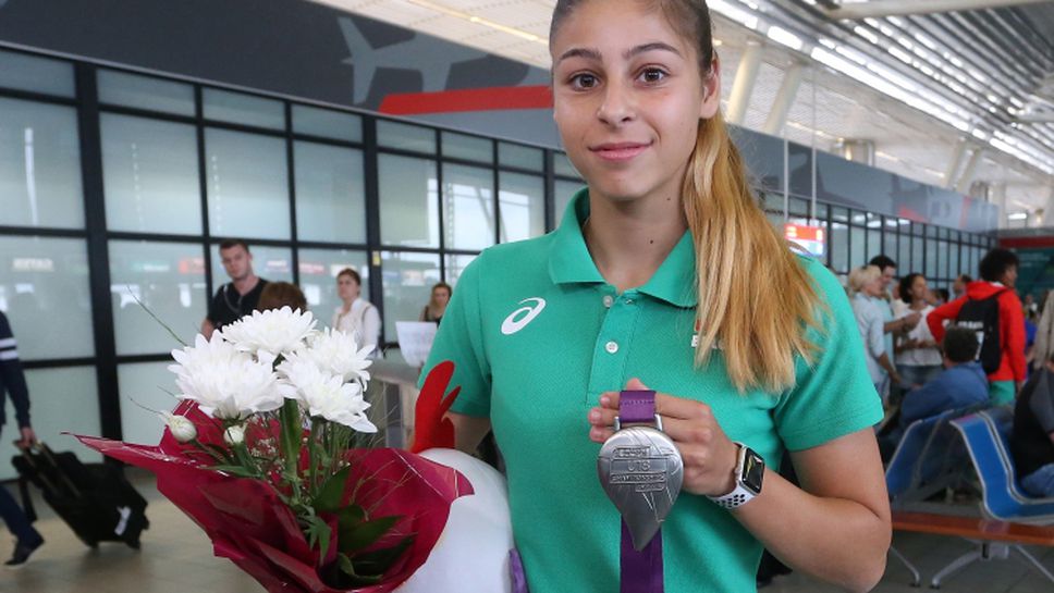 Александра Начева се прибра в България след среброто в Гьор
