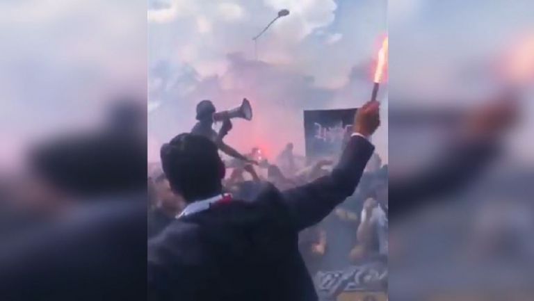 Буфон беше посрещнат с димки и факли в Париж от феновете на ПСЖ