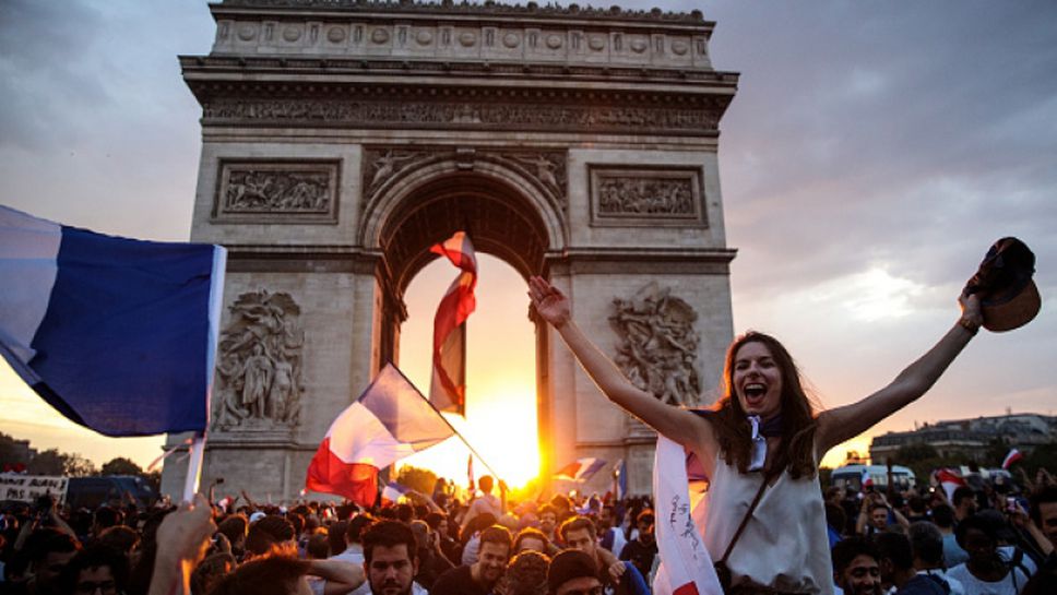 Ликовете на героите за Франция осветиха Триумфалната арка