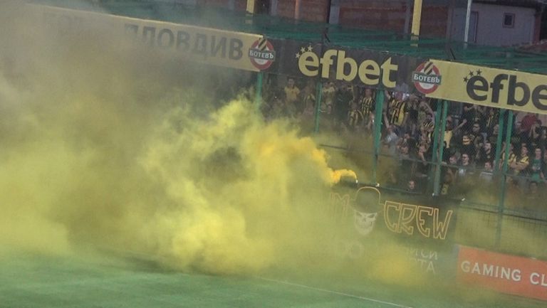 Жълта димка прекъсна мача в Коматево