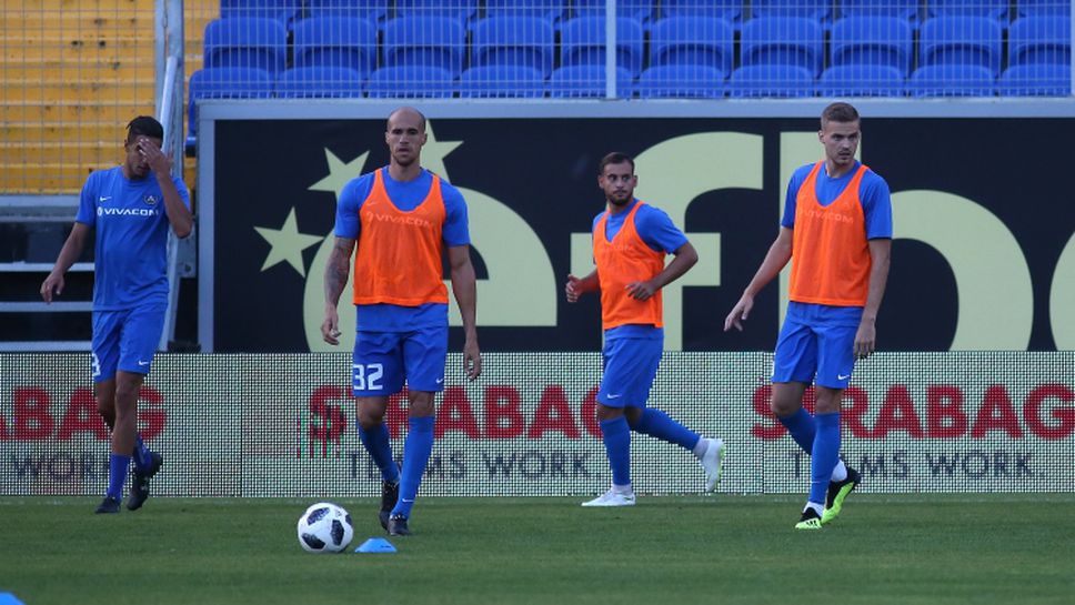 Отборите на Левски и Черно море загряха преди мача помежду си