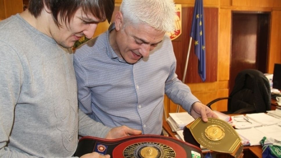 Дани Александров показа на кмета на Дупница втория си пояс "Дан Колов - Никола Петров"
