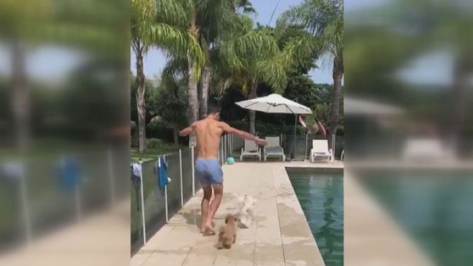 Джокович отбеляза интереса към него в социалните мрежи със скок в басейн
