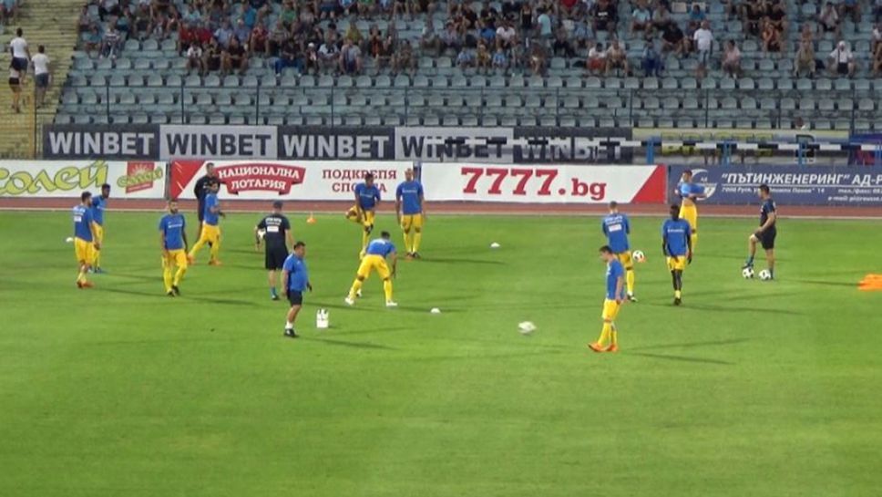 Съставът на Левски загрява преди мача с Дунав