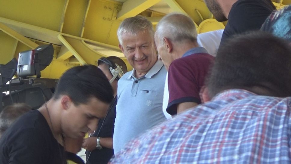 Босът на Локомотив Пловдив Христо Крушарски пристигна на стадиона в Коматево