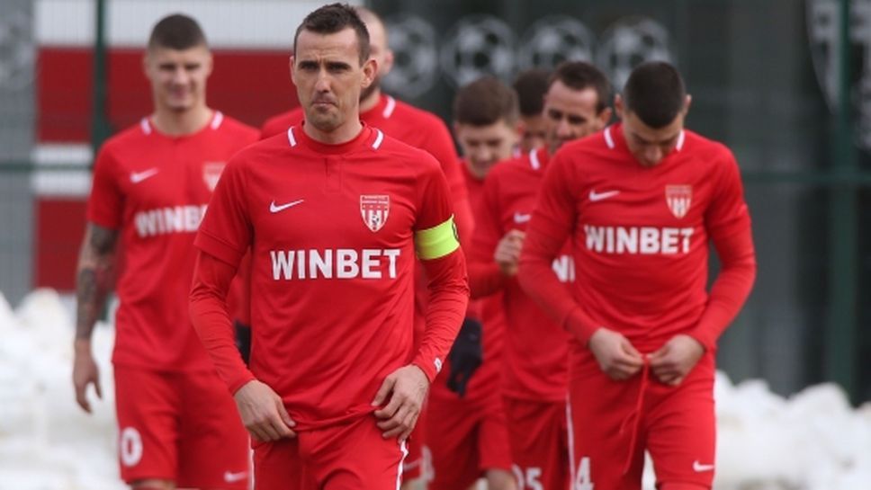 Тежка травма на играч на Левски помрачи полета на Царско село към елита