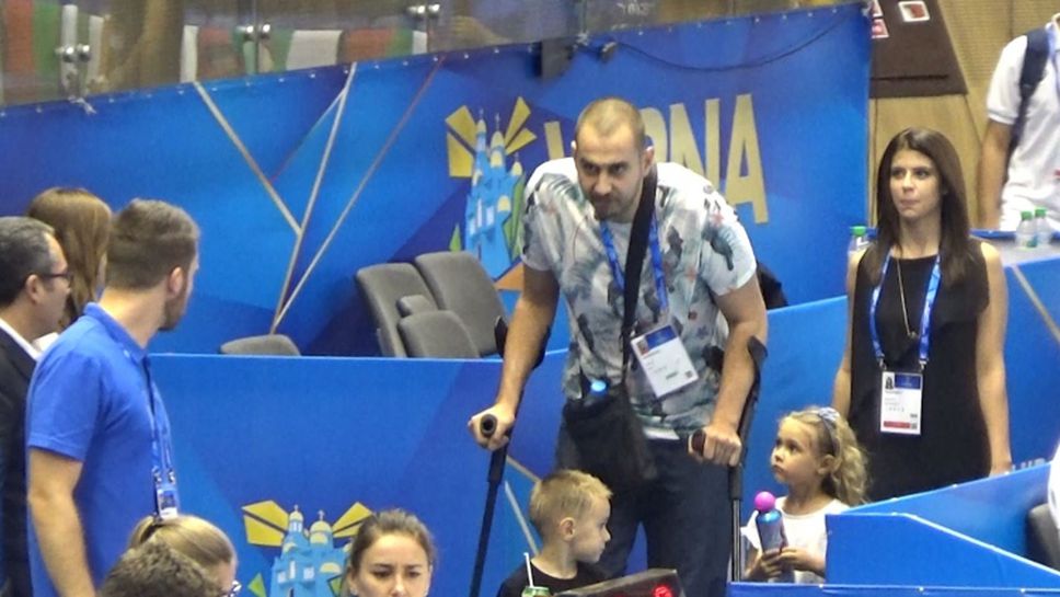 Контузеният Жоро Братоев приветстван с аплодисменти преди откриването на Световното по волейбол