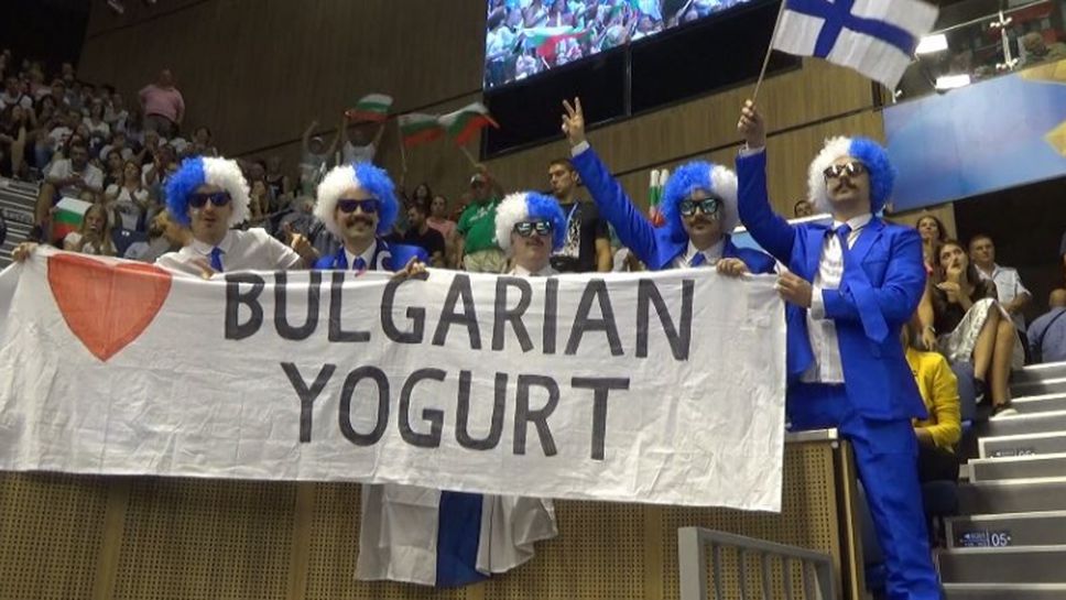 Колоритни финландски фенове вдигнаха плакат "Bulgarian Yogurt" на България - Финландия