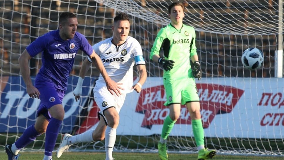 Това са двете групи във втората осмица на Първа лига - 6 от 8-те отбора ще играят за здраве и престиж