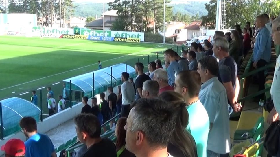 Витоша (Бистрица) - Ботев (Враца) започна с минута мълчание за починалите футболисти на Павликени