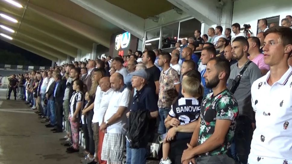 Локомотив (Пловдив) - Левски започна с минунта мълчание за загиналите футболисти на Павликени