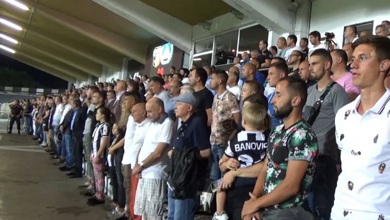 Локомотив (Пловдив) - Левски започна с минунта мълчание за загиналите футболисти на Павликени