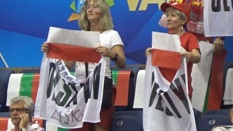 Изобретателни полски фенове си спретнаха импровизирани знамена от родния ни трибагреник