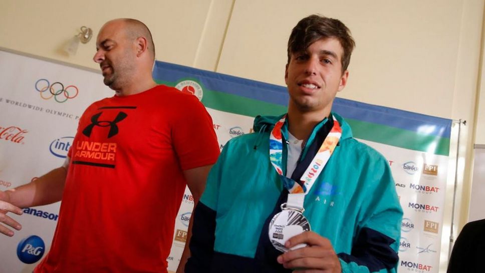 Сребърният медалист в тениса от младежките олимпийски игри Адриан Андреев се завърна в България