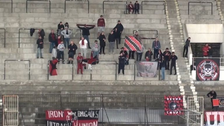 "Железните бригади" подкрепят любимците си от сектора за гости на стадион "Локомотив"