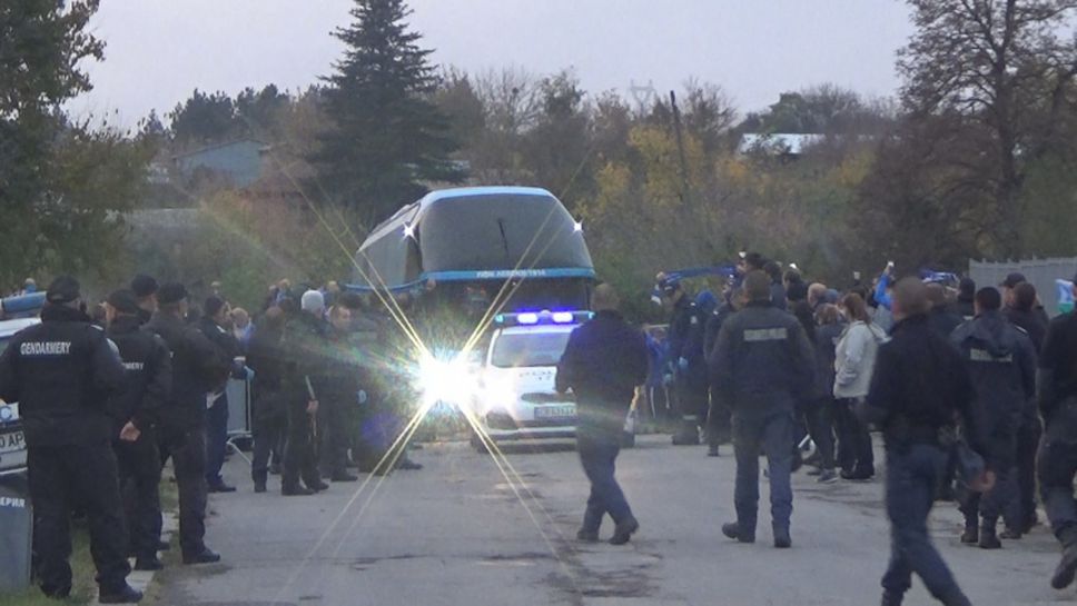 Автобусът на Лудогорец премина покрай агитката на Левски