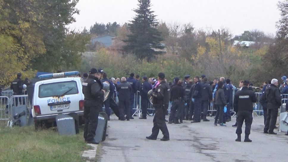 Много полиция около сектора за гости в Разград