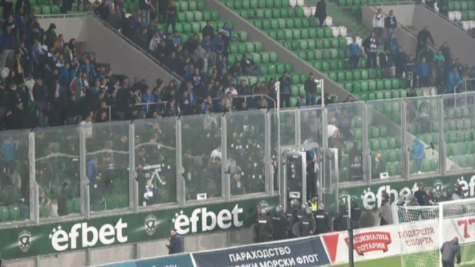 Феновете на Левски влязоха в пререкания с полицията след края на мача