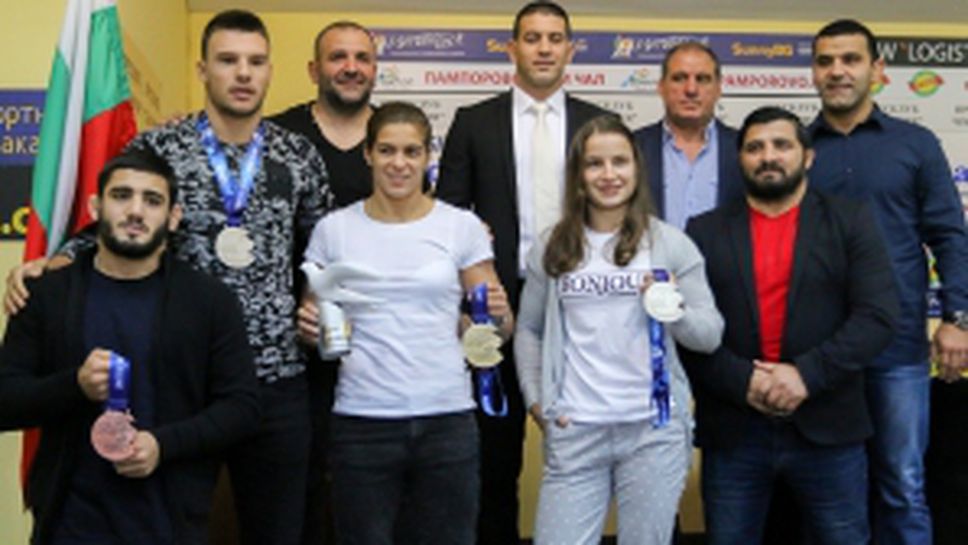 ПКФ на медалистите от Световното първенство по борба Тайбе Юсеин, Биляна Дудова и Кирил Милов