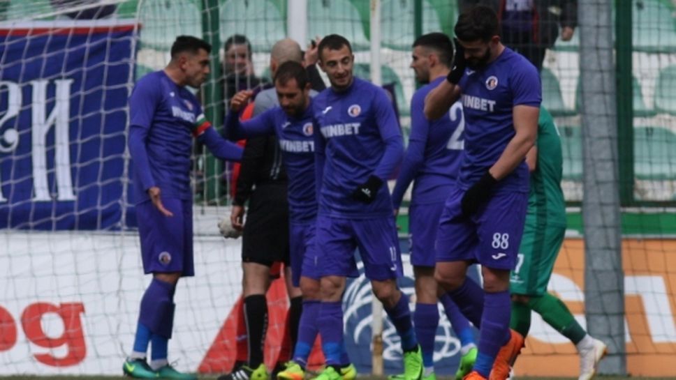 Куп проблеми за Етър преди мача с Ботев (Враца), "болярите" пуснаха билетите