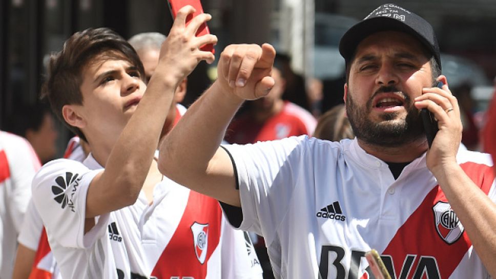 Феновете на Бока и Ривър разочаровани от поредното отлагане на финала за "Копа Либертадорес"
