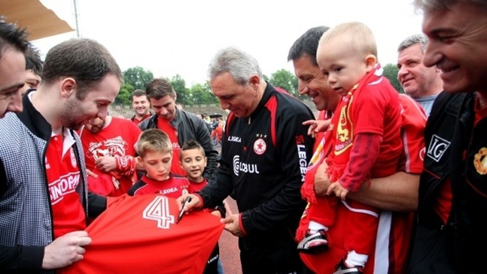 29 години от фланелката, с която Стоичков подразни феновете на Левски