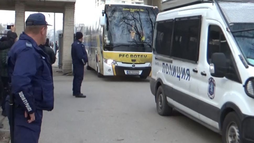 Феновете на Локомотив посрещнаха с освирквания автобуса на Ботев