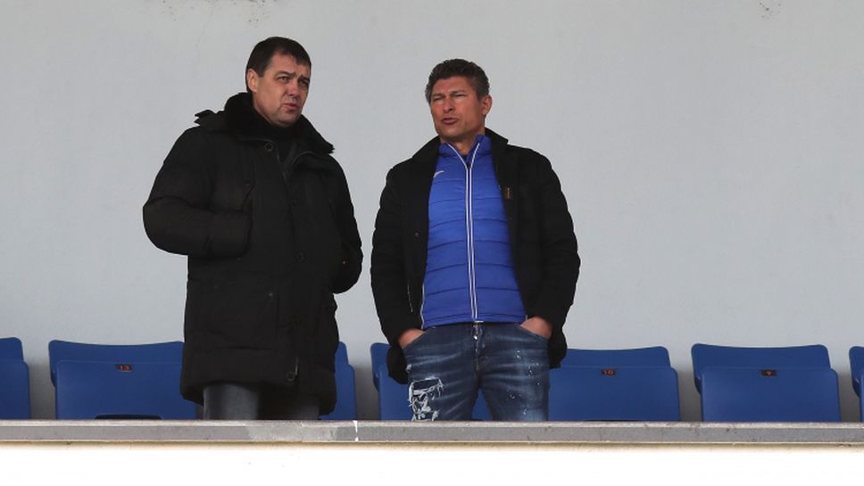 Петър Хубчев и Красимир Балъков в приятелски разговор в ложата на националния стaдион "Васил Левски"
