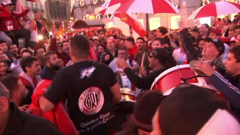 Хиляди фенове на Бока Хуниорс и Ривър Плейт се събраха в Мадрид