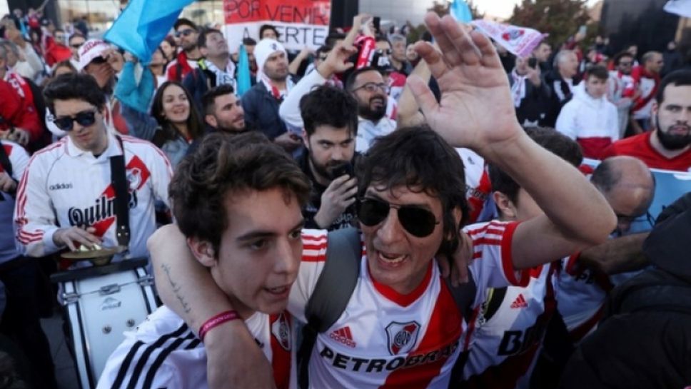 Феновете на Бока и Ривър с шествия в Мадрид