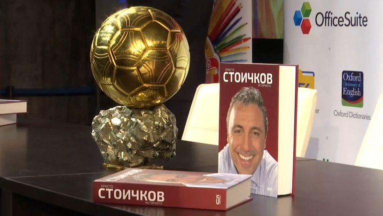 Стоичков зарадва феновете със "Златната топка" и автобиографията си