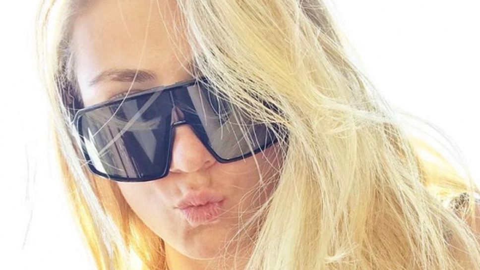 Красива шампионка стиска палци на Ювентус