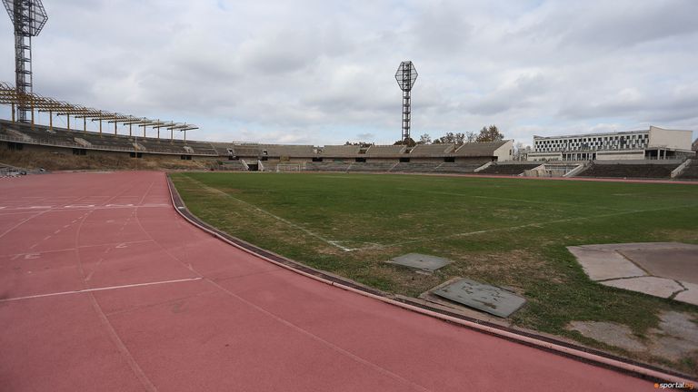 Тим от Трета лига ще домакинства на най-големия стадион в България
