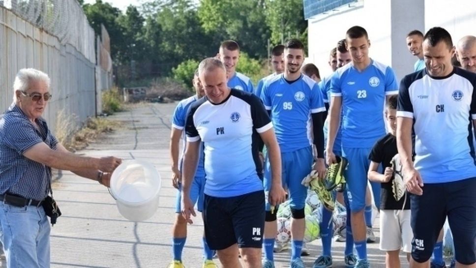 Феновете на Черноморец (Бургас) избраха футболист номер 1 за месец април