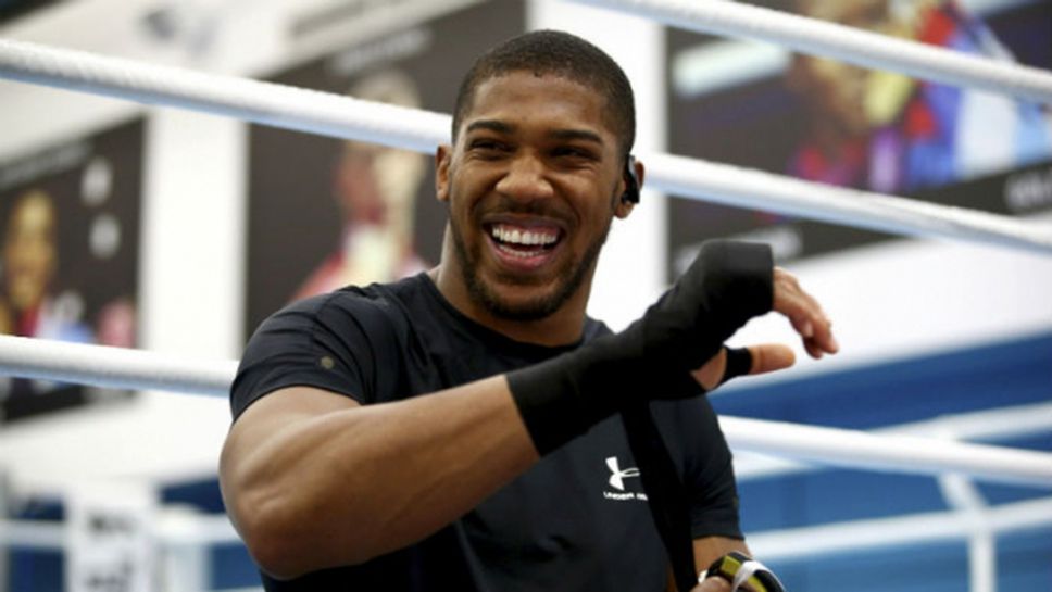 Антъни Джошуа показа мускули в американската жега (снимка)