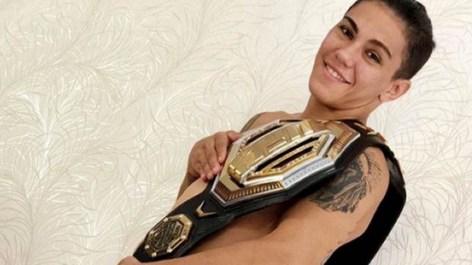 Джесика Андраде се снима чисто гола с пояса на UFC