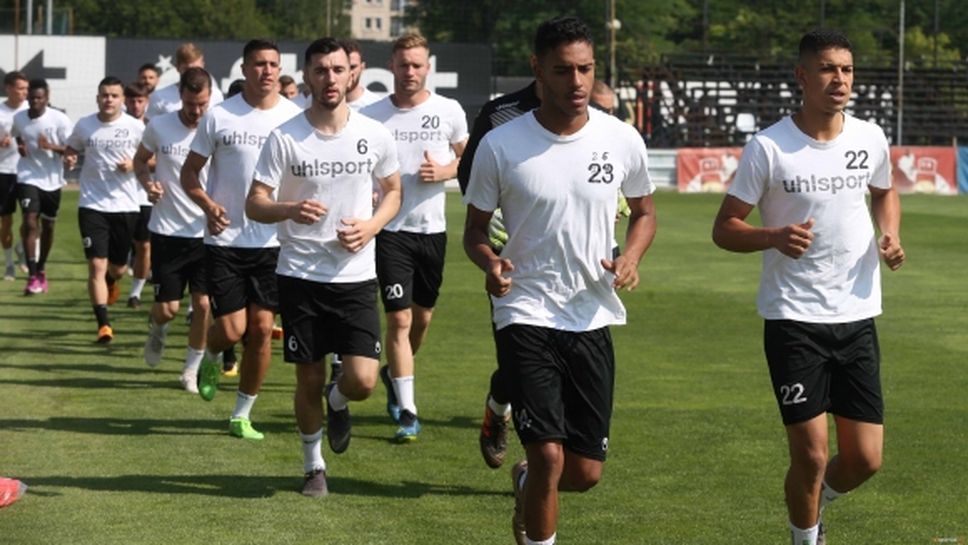 Монтират 2100 седалки на "Лаута"