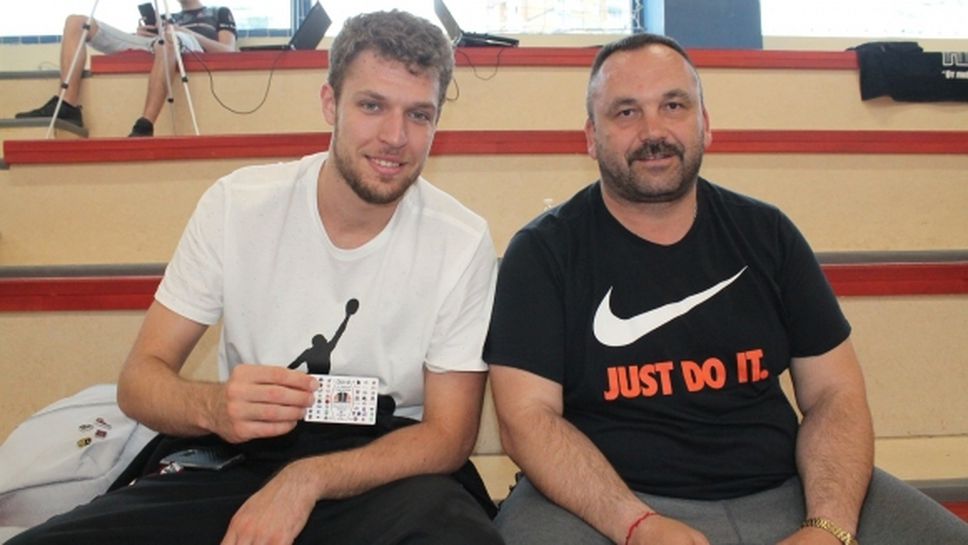 Везенков гледа аматьорски баскетбол в София