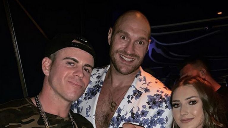 Тайсън Фюри отпразнува победата с шумен купон и хиляди фенове в ...