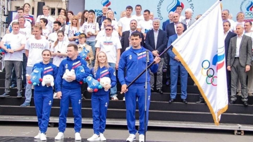 Самбист носи знамето на Русия в Минск