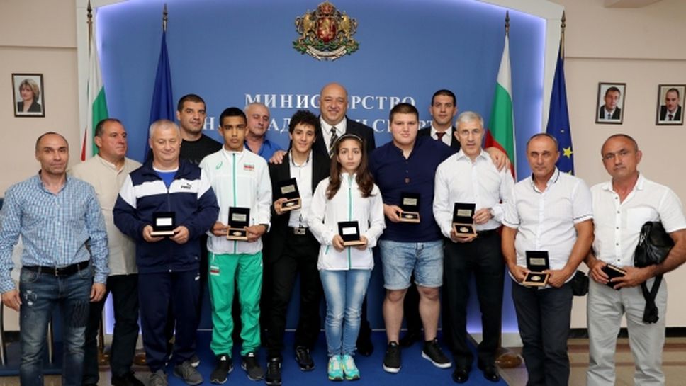 Министър Кралев награди медалистите от Европейското първенство по борба за кадети